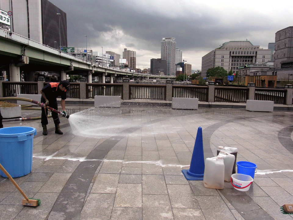 橋洗い中