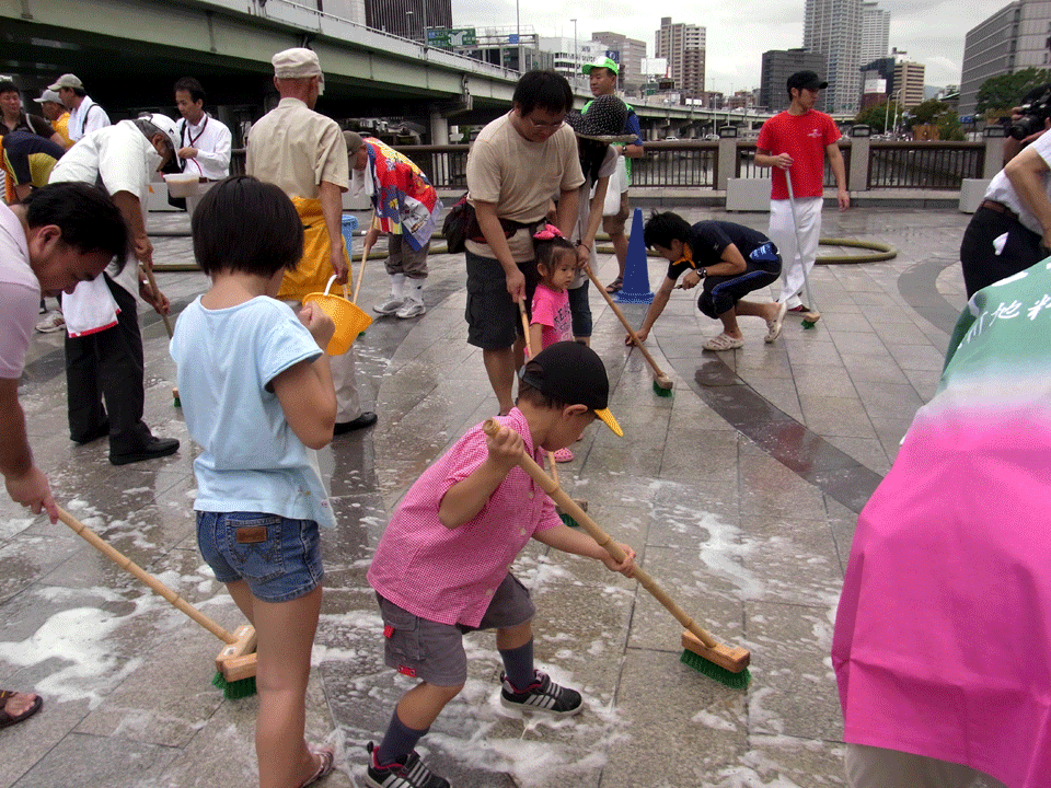 橋洗い中